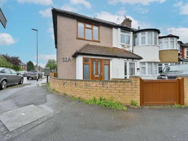 Terraced House for rent in Ruislip Gardens, London Borough of Hillingdon