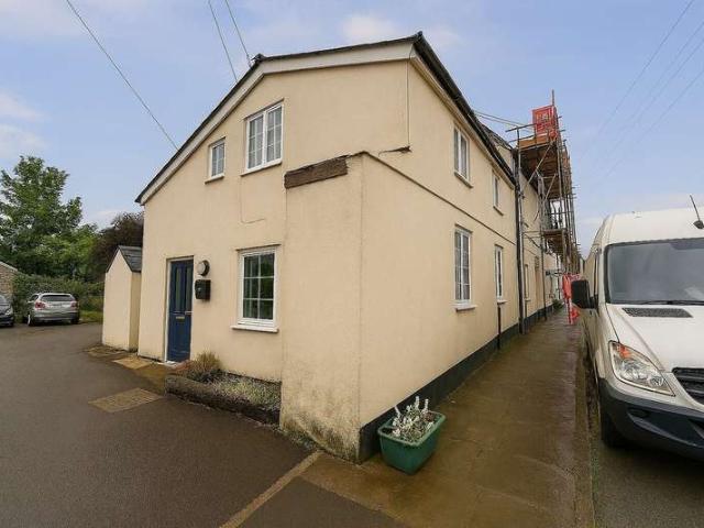 Cottage for sale in Llanbadoc, Wales