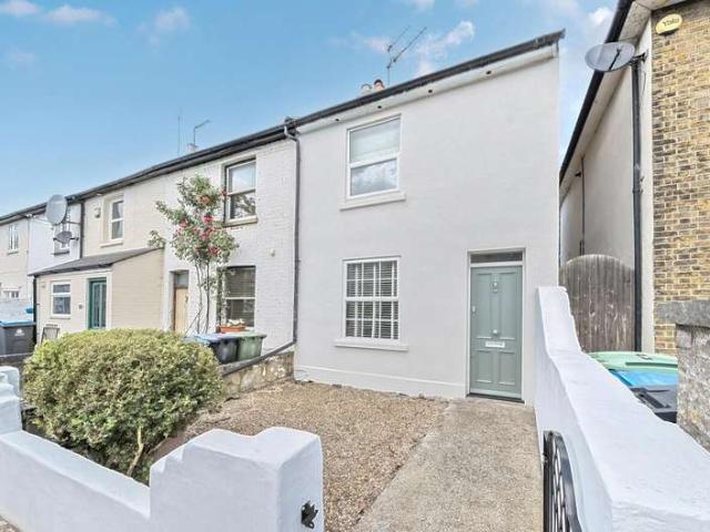Terraced House for sale in Kingston Upon Thames, Norbiton