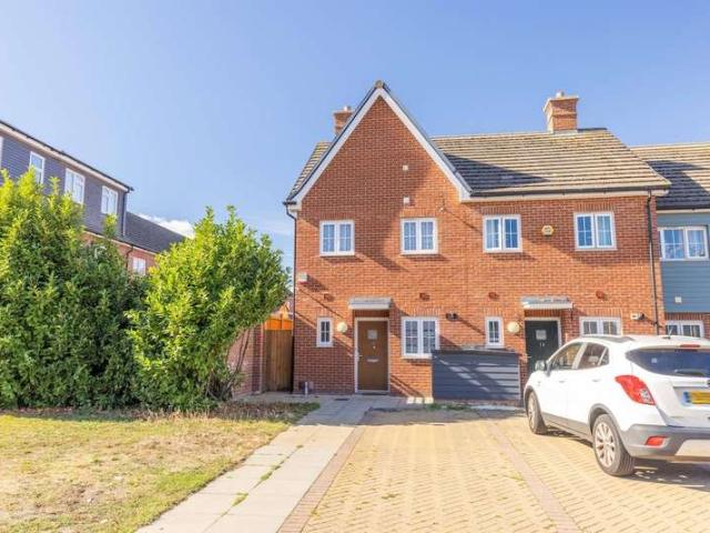 Cottage for sale in Britwell, Slough