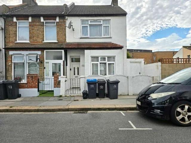 Cottage for sale in London Borough of Croydon, Greater London