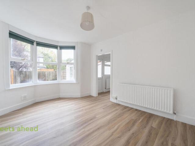Cottage for rent in Cat Hill, England