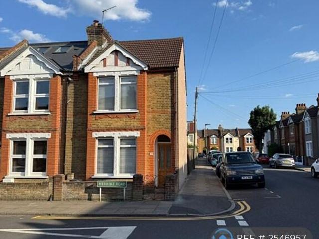 Terraced House for rent in Bromley