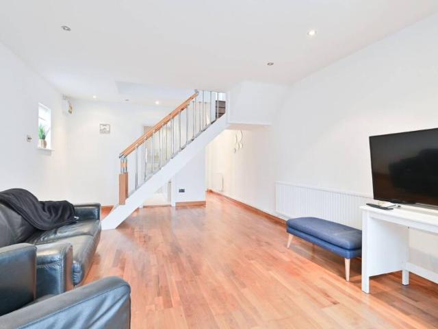 Terraced House for rent in Ruislip Gardens