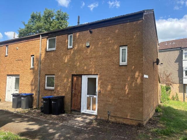 Terraced House for rent in Northampton
