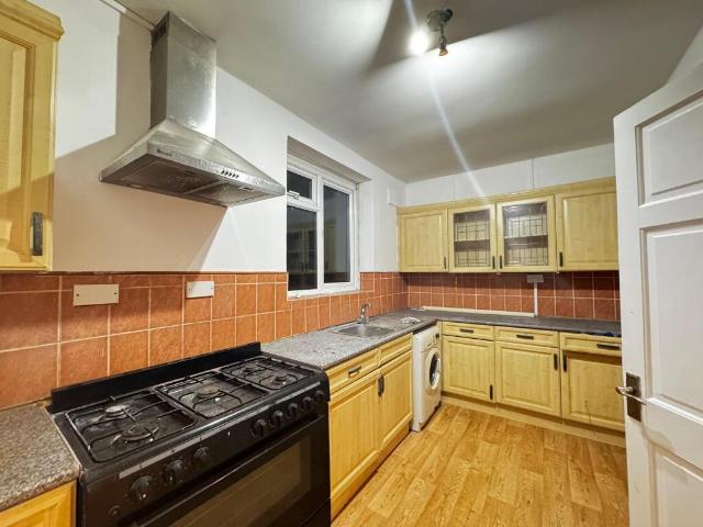 Terraced House for rent in Bromley