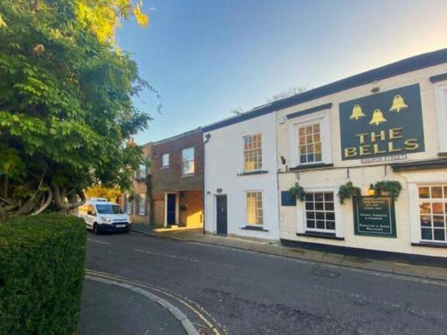 House for rent in Surrey