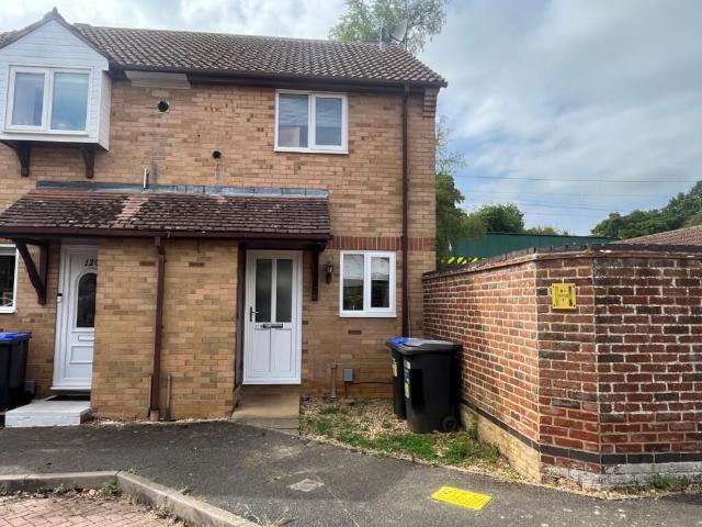 Terraced House for rent in Northampton