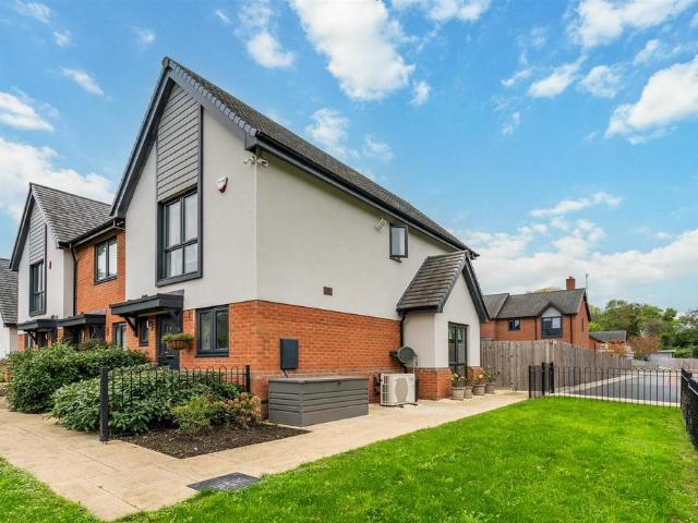 House for sale in Kingswood, Warwick
