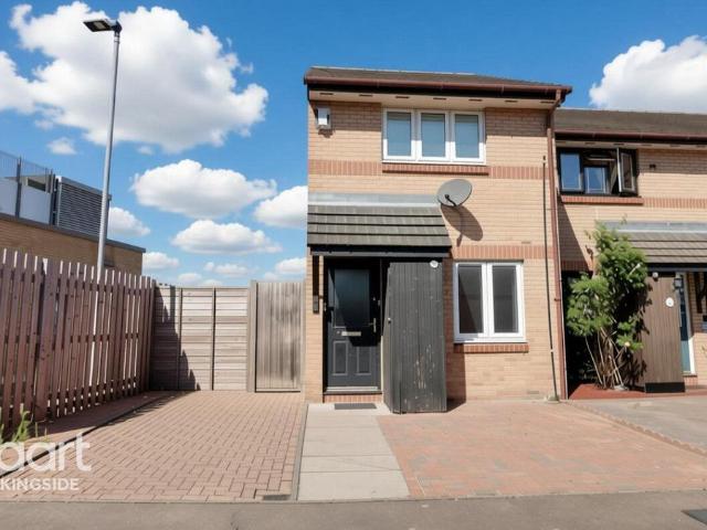 House for sale in Newbury Park, Greater London