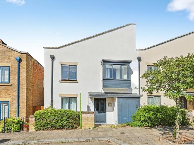 House for sale in Upton