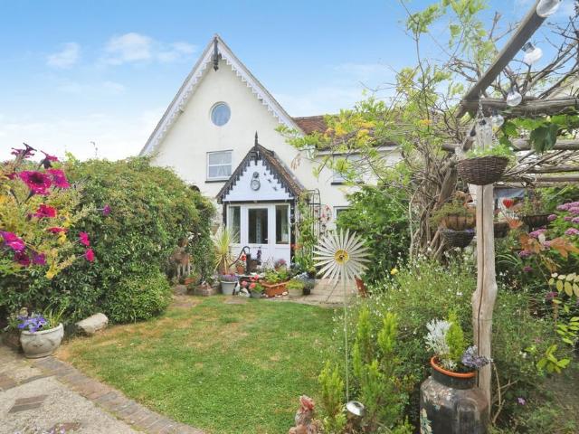 House for sale in Hurst Green, Heathlands