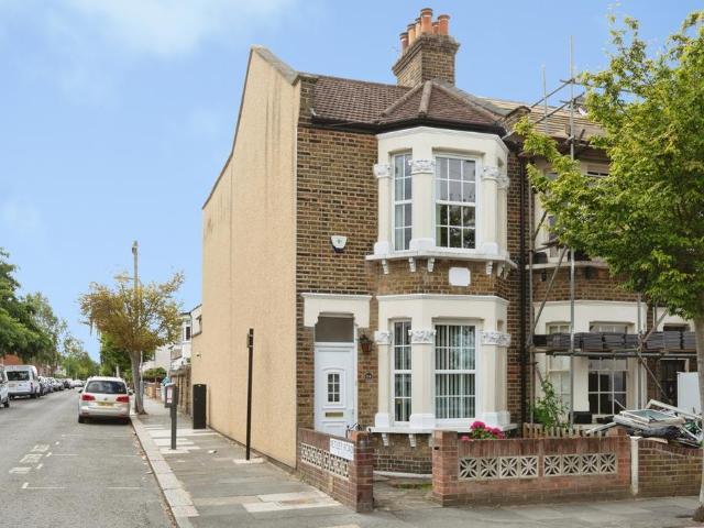 House for sale in Newbury Park, Greater London