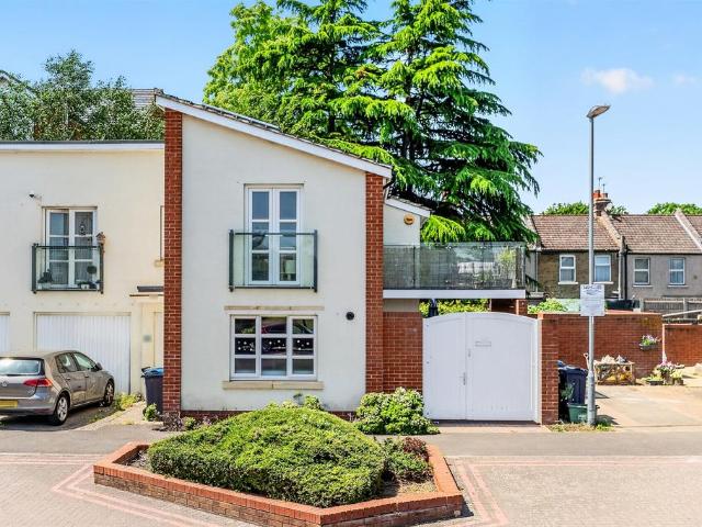 House for sale in London Borough of Merton, Mitcham