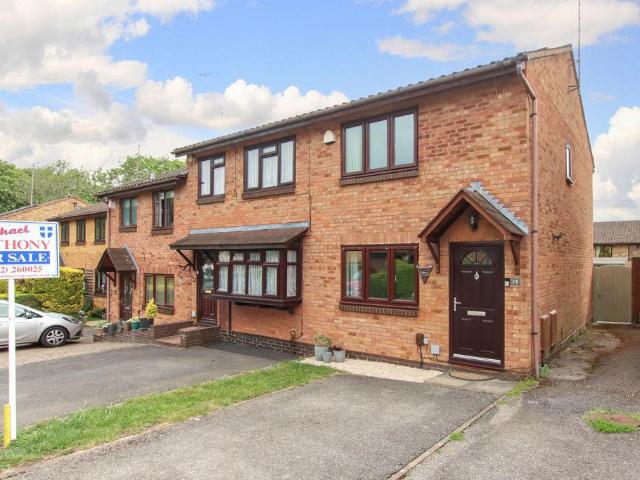 House for sale in Grovehill, Pouchen End