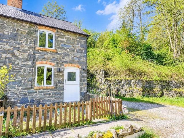 House for sale in Ceiriog Ucha, Pandy