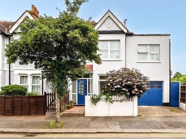 Flat for sale in The Apostles, Greater London