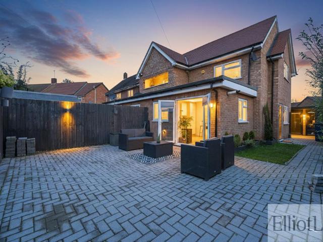 House for sale in London Borough of Ealing, Greenford