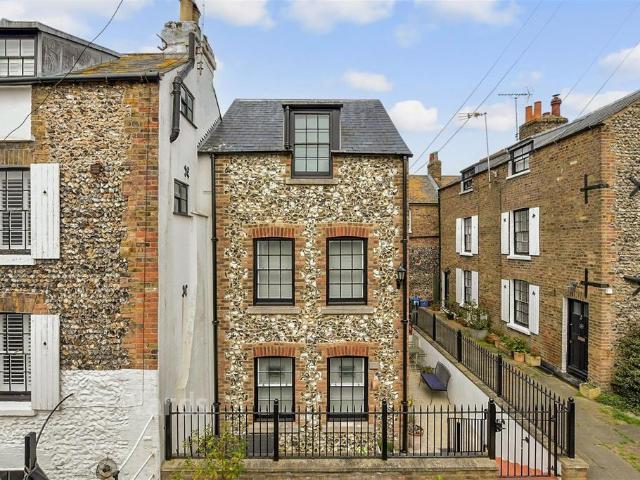 House for sale in Upton, Acol