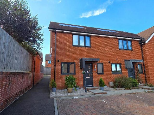 House for sale in Hedge End, Helford
