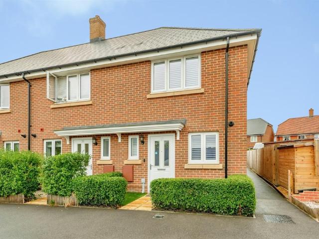 House for sale in Kilnwood Vale, Horsham