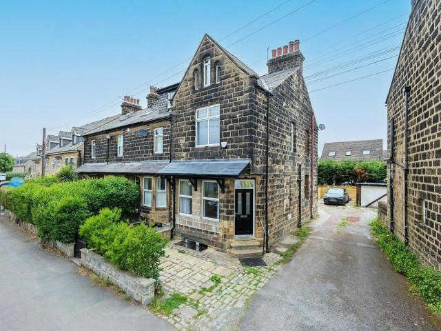 House for sale in Tranmere Park, Guiseley