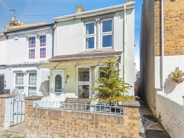 House for sale in Brompton, Gillingham