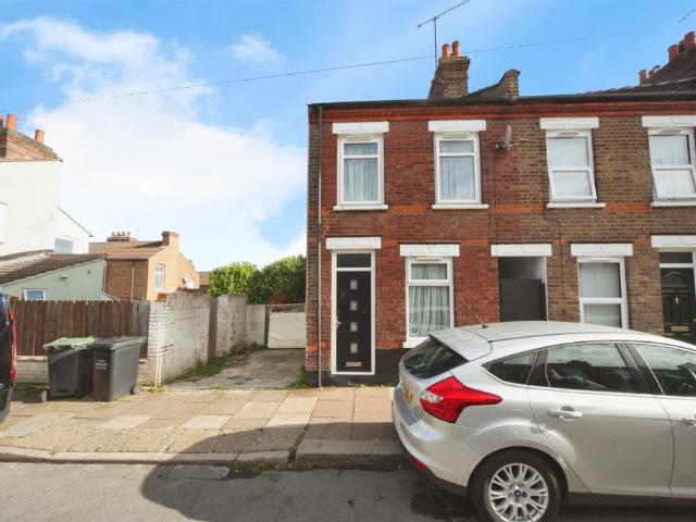House for sale in Spring Park, Luton