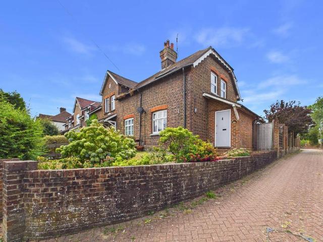 House for sale in London Borough of Croydon, Sanderstead