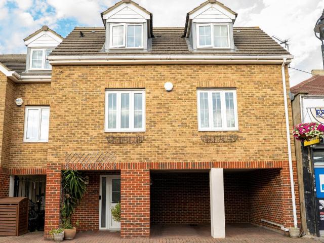 House for sale in Chatterton Village, Greater London