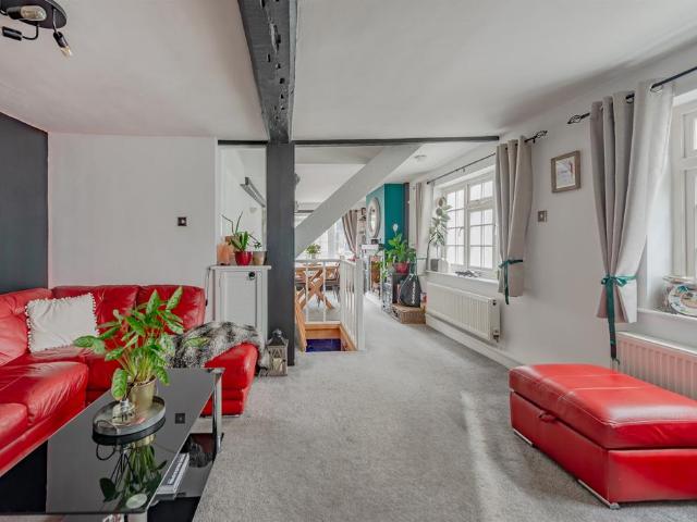 House for sale in Nutfield, Hillview