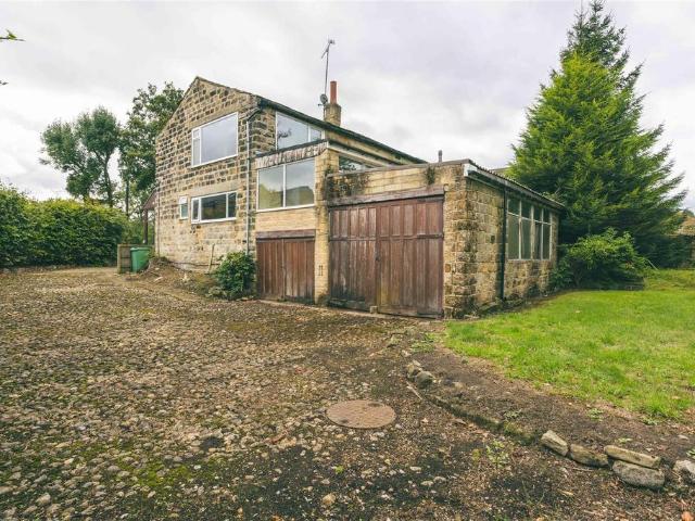 House for sale in Moor Side, Yeadon