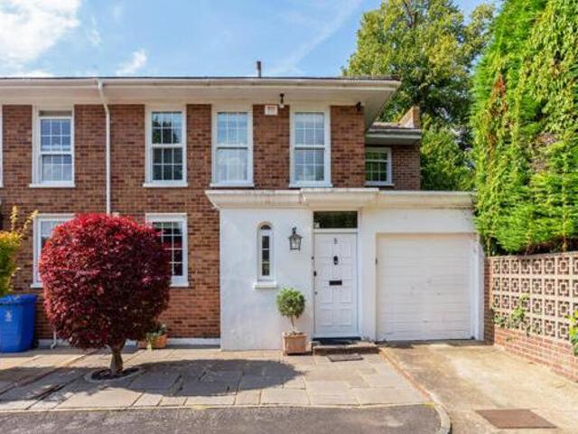 House for sale in Ascot