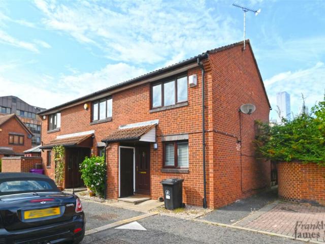 Terraced House for sale in Isle Of Dogs