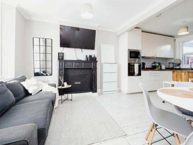 Cottage for sale in Cat Hill, England