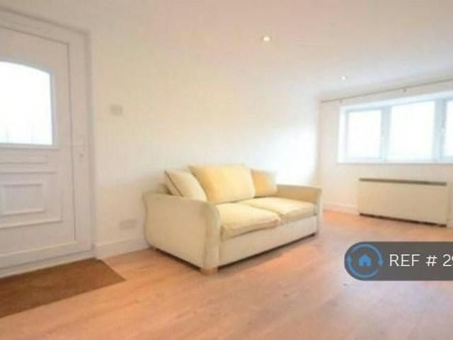 House for rent in Holybrook, West Berkshire