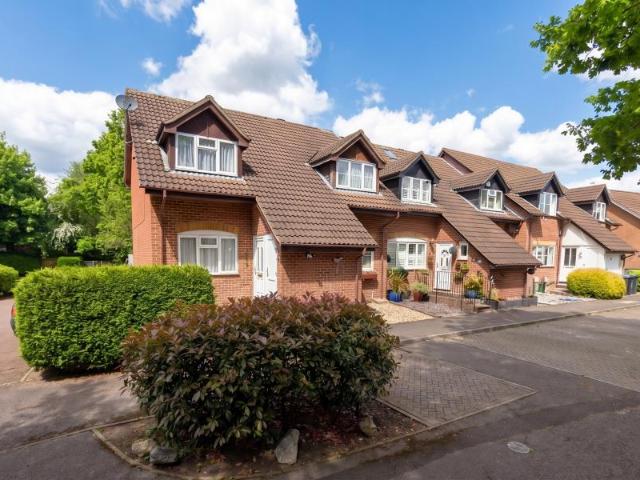 House for rent in Row Town, Surrey