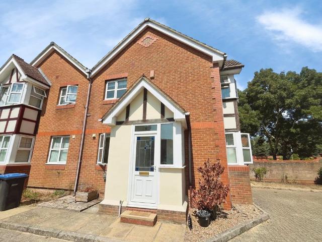 House for rent in Row Town, Surrey