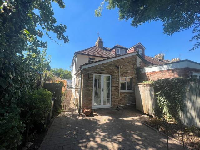 House for rent in Row Town, Surrey