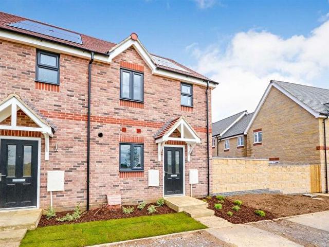 Apartment for rent in Priors Hall Park, Weldon