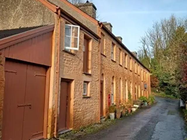 Apartment for rent in Cwm-du, Halfway