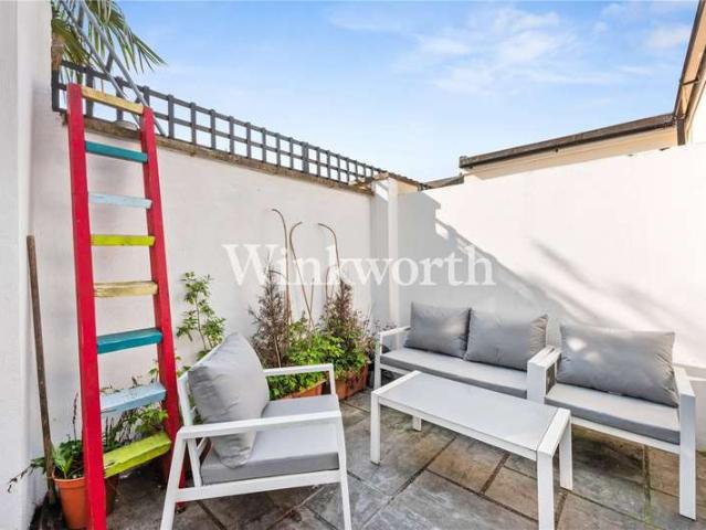 Flat for sale in Bowes Park, Greater London