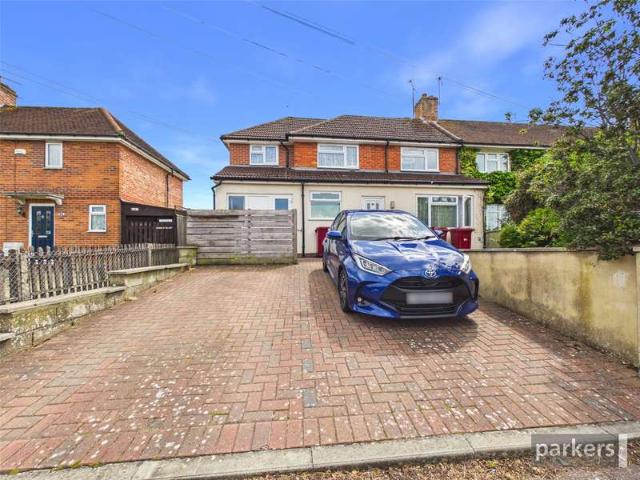 Flat for sale in Whitley Wood, Reading
