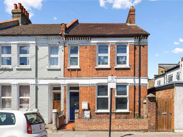 Flat for sale in Summerstown, Greater London