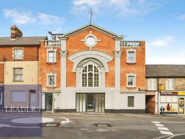 Flat for sale in Chipping Hill, Essex