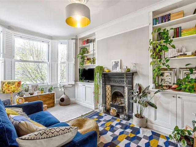 Flat for sale in Furzedown, Greater London
