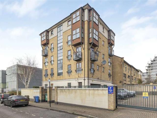Flat for sale in Silvertown, Greater London