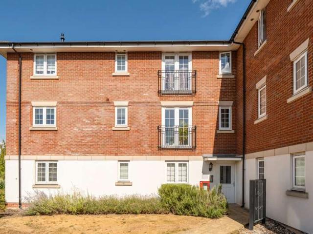 Flat for sale in Emmbrook, Wokingham