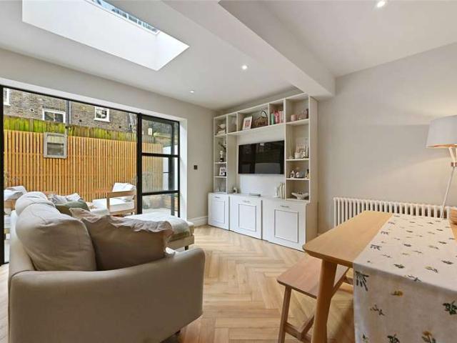 Flat for sale in Shepherd's Bush, Greater London
