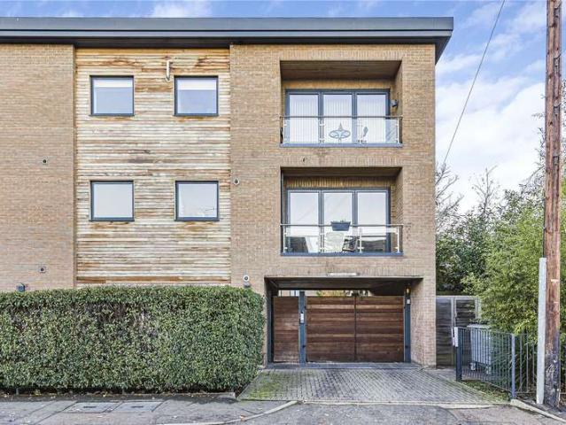 Flat for sale in Potters Bar, Cuffley